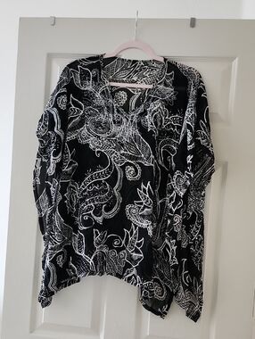 Mary Kay Black & White Paisley Tunic Top